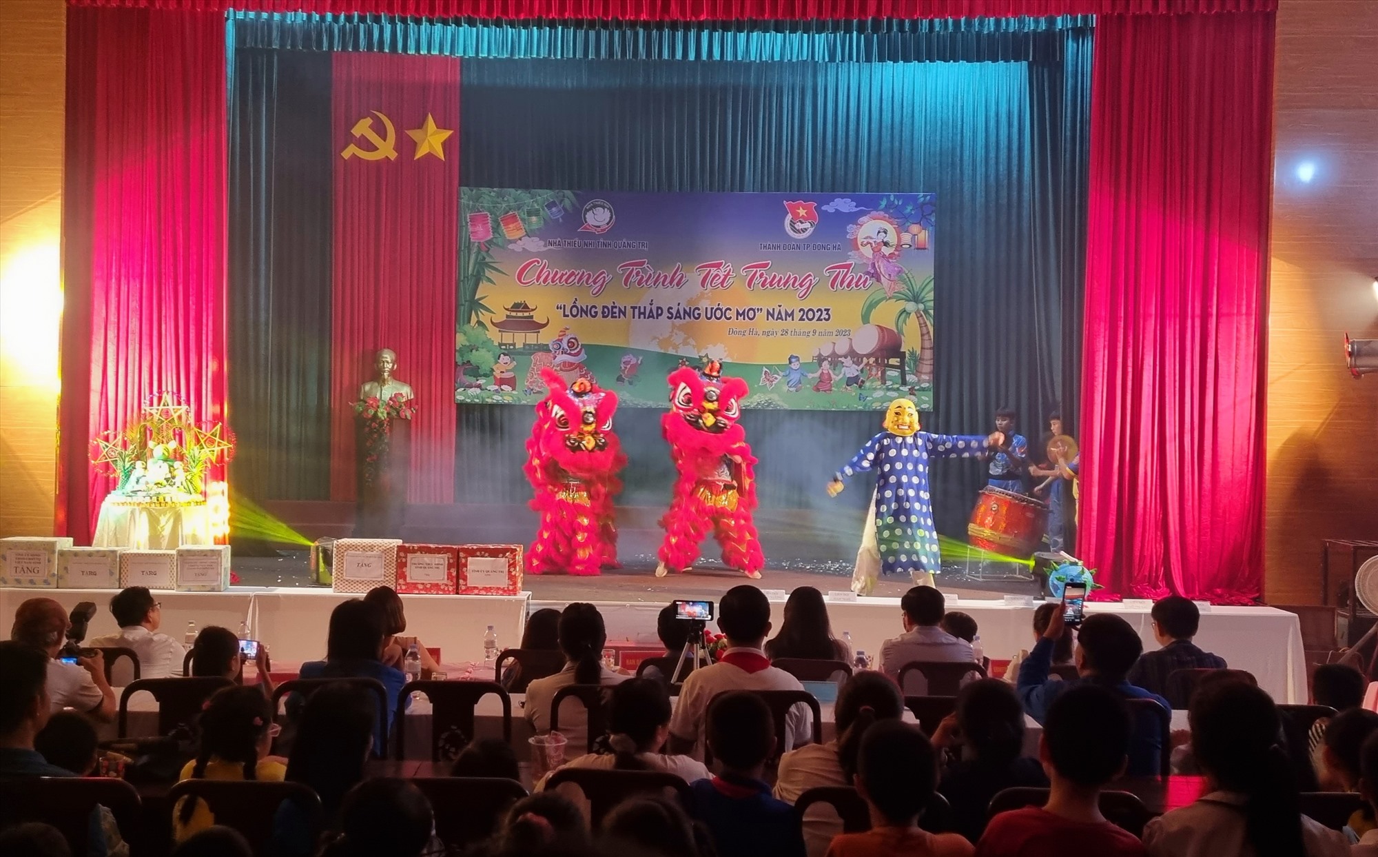 Màn múa lân vui nhộn, đẹp mắt do Đội Nghệ thuật Lân sư rồng Quang Anh biểu diễn - Ảnh: N.T