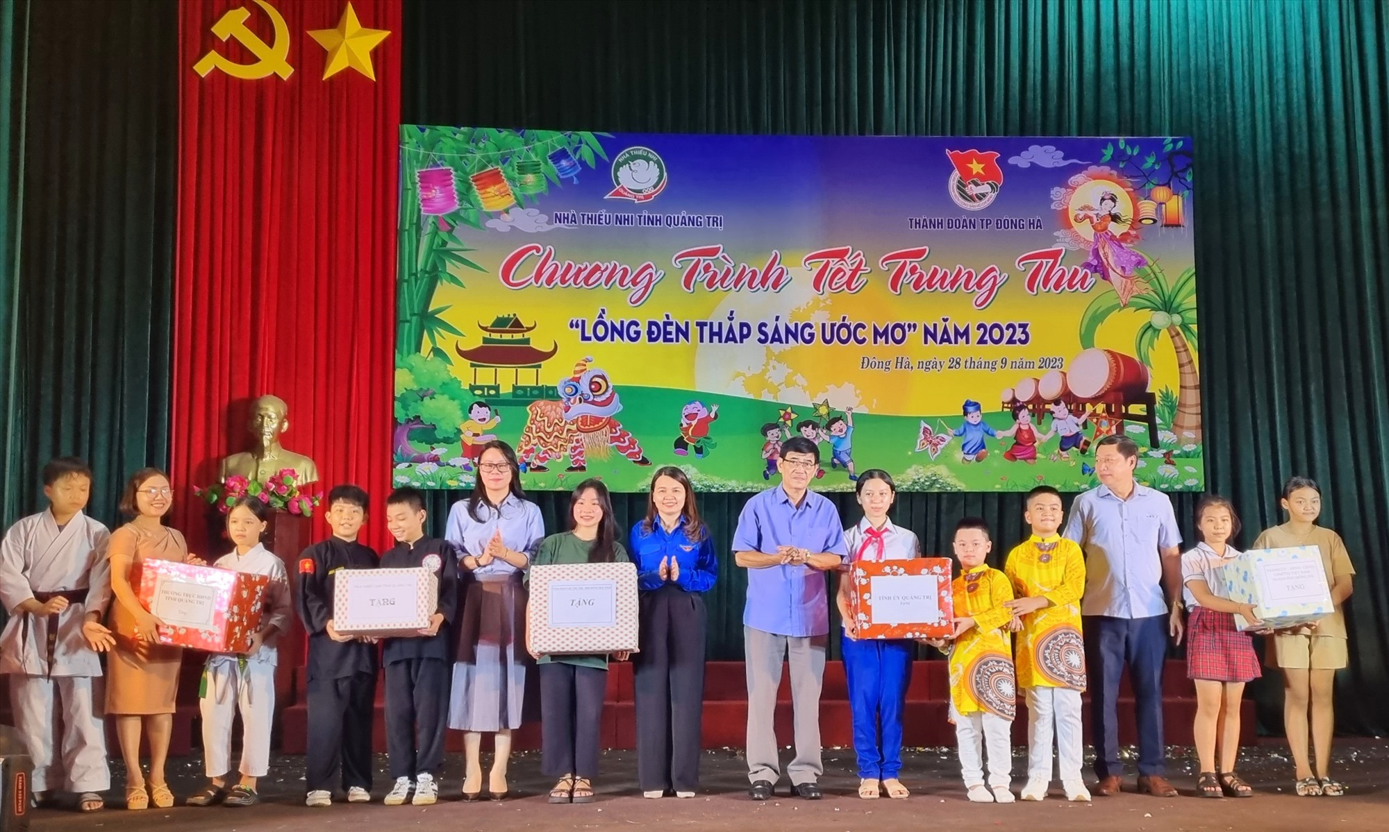 Các đại biểu tham dự chương trình tặng quà cho các câu lạc bộ sinh hoạt tại Nhà Thiếu nhi tỉnh Quảng Trị - Ảnh: N.T