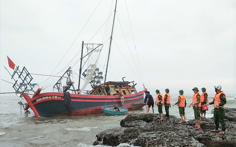 Lực lượng Đồn Biên phòng Cửa Tùng hỗ trợ tàu cá của ngư dân tỉnh Quảng Ngãi gặp nạn vào bờ - Ảnh: L.T