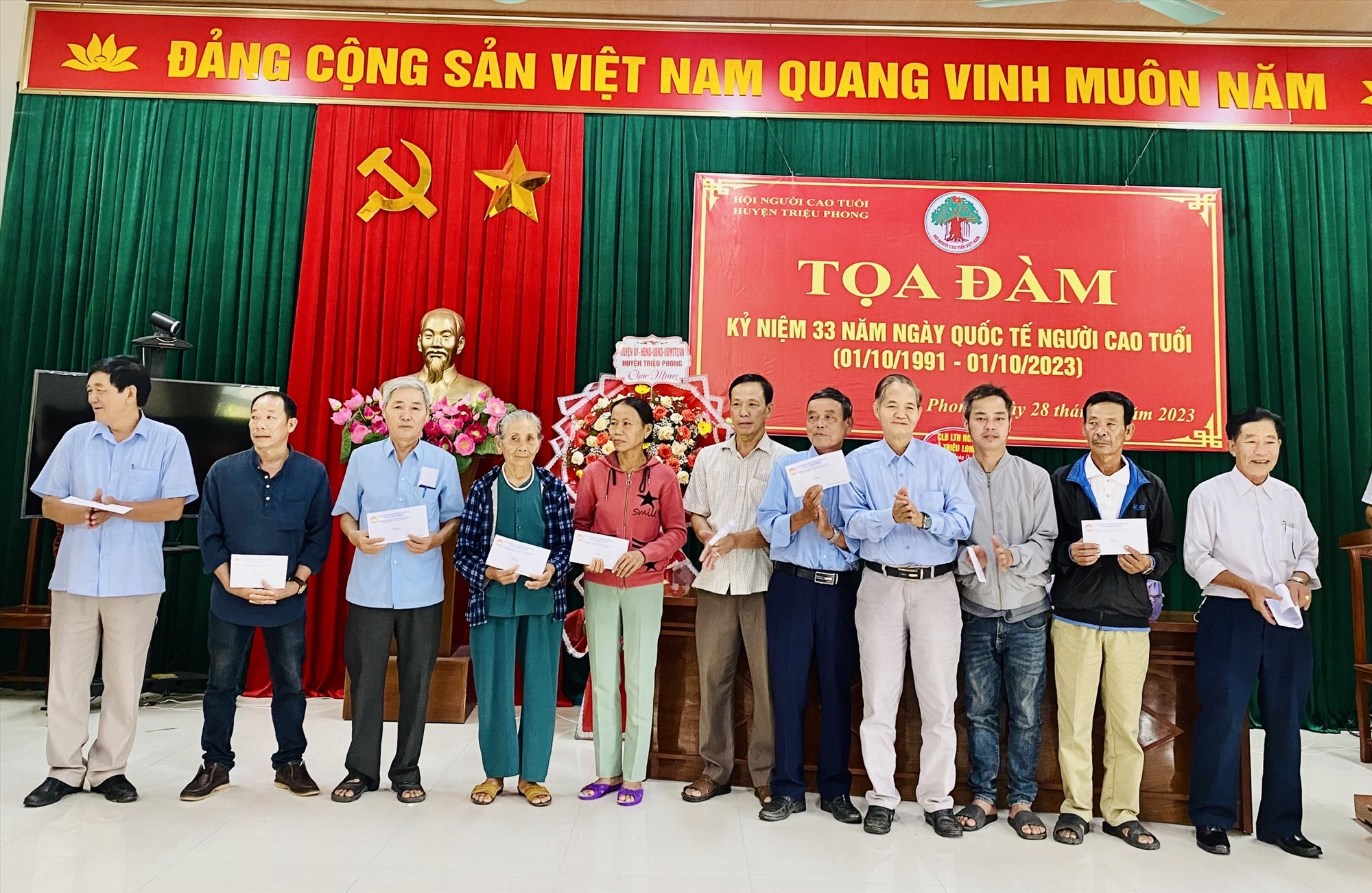 Trưởng Ban đại diện Hội NCT tỉnh Nguyễn Hà Phương trao tặng quà cho người cao tuổi khó khăn trên địa bàn huyện Triệu Phong - Ảnh: H.T