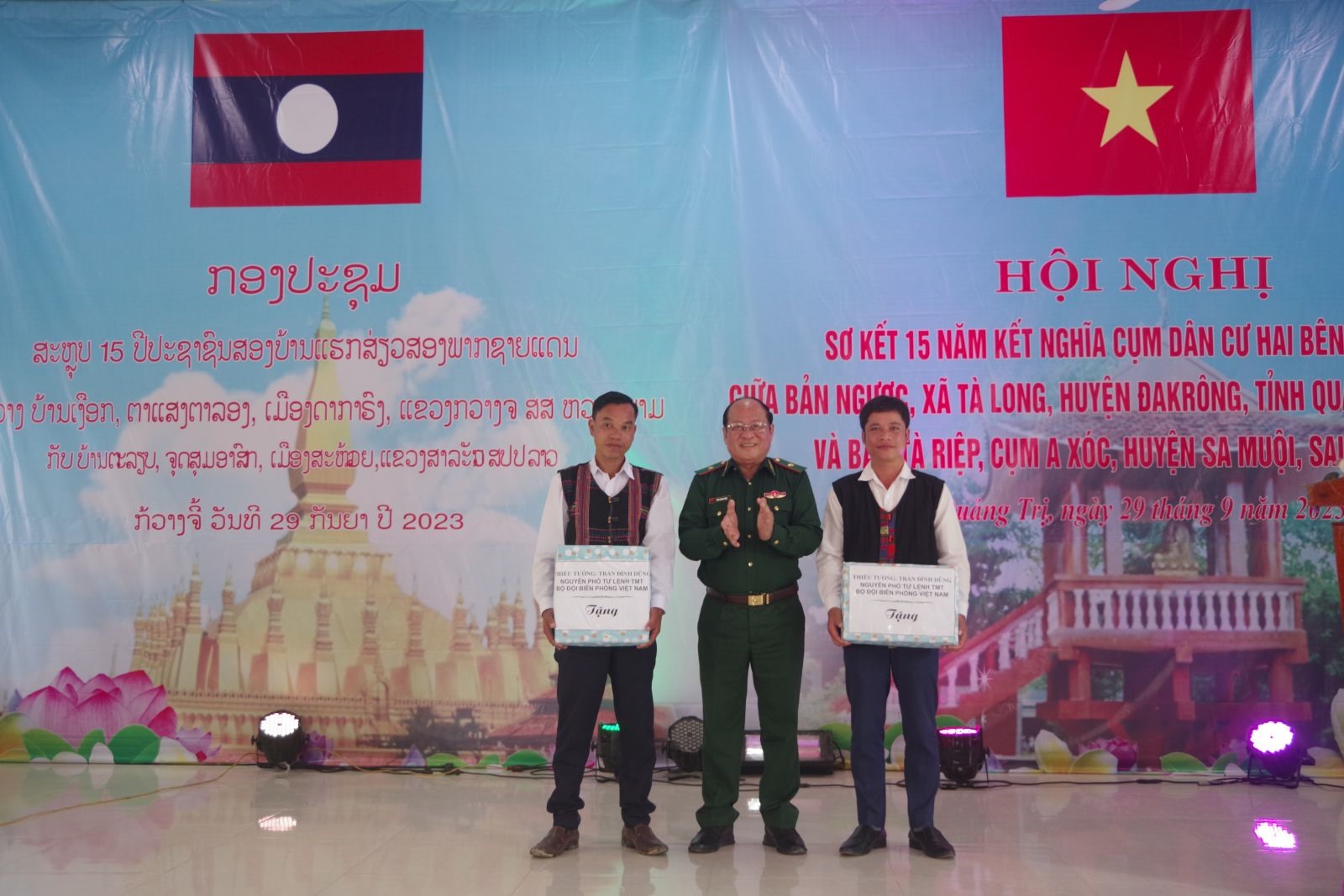 Thiếu tướng Trần Đình Dũng – Nguyên Phó Tư lệnh, Tham mưu trưởng BĐBP tặng quà cho 2 bản kết nghĩa