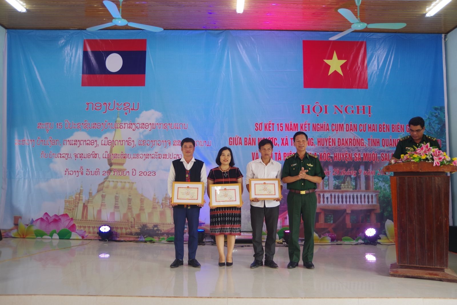 Đại tá Ngô Xuân Thường – Phó Chính ủy BĐBP tỉnh tặng Giấy khen cho tập thể cá nhân có thành tích xuất sắc trong 15 năm kết nghĩa cụm dân cư hai bên biên giới Việt Nam - Lào