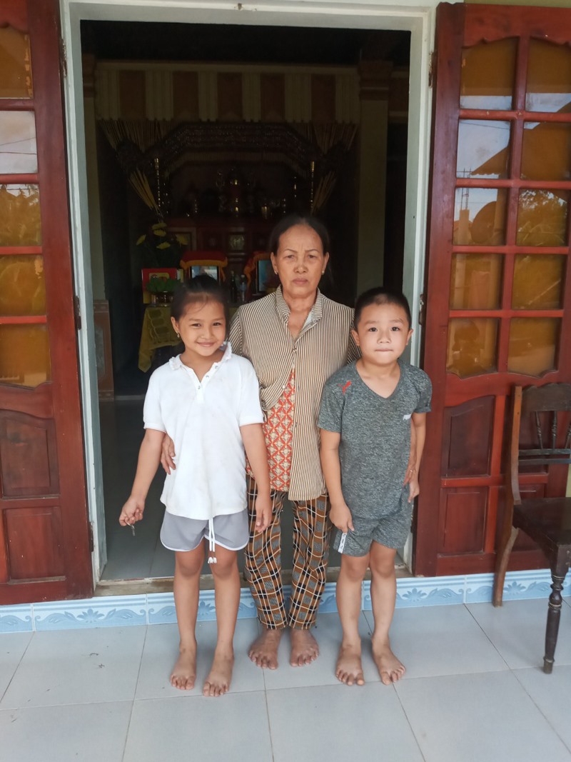 Hai chị em Trà My và Việt Sơn mồ côi cả bố lẫn mẹ, hiện đang nương tựa bà nội thường xuyên đau ốm - Ảnh: H.T