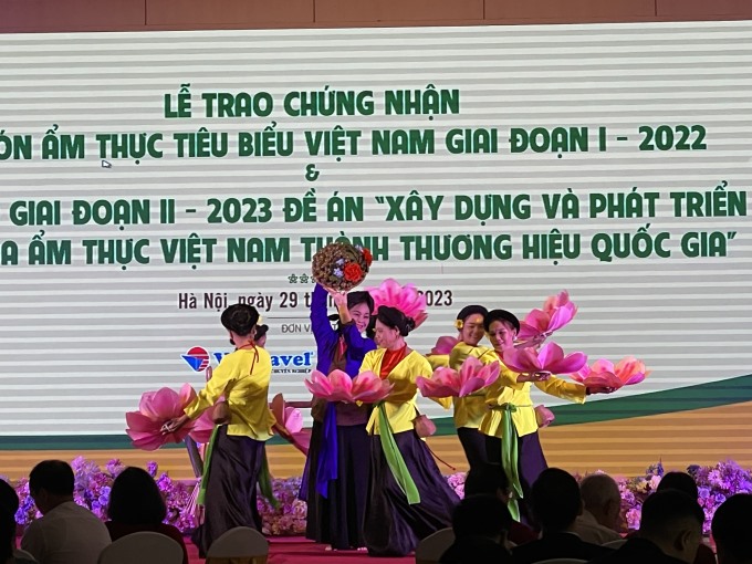 Nghệ nhân ẩm thực Nguyễn Thị Hiền, thương hiệu Bún ốc bà ngoại biểu diễn quảng bá món ăn gắn với thương hiệu của gia đình