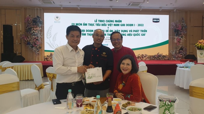Chef Phạm Hiếu ( đứng giữa) cho biết sẽ xây dựng kế hoạch quảng bá thương hiệu Bánh chưng Đất Tổ sau khi nhận Chứng nhận món ẩm thực tiêu biểu giai đoạn I-2022