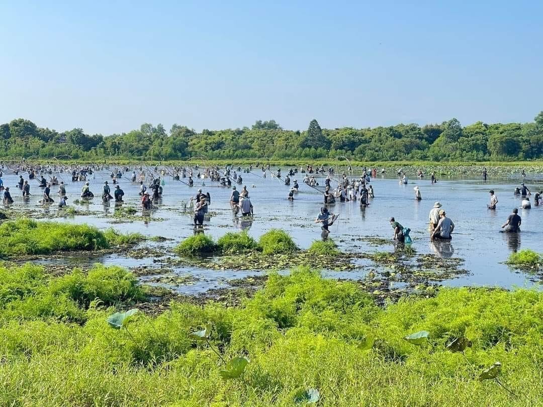 Đông đảo người dân địa phương và du khách gần xa tham gia bắt cá trong lễ hội độc đáo này - ĐV