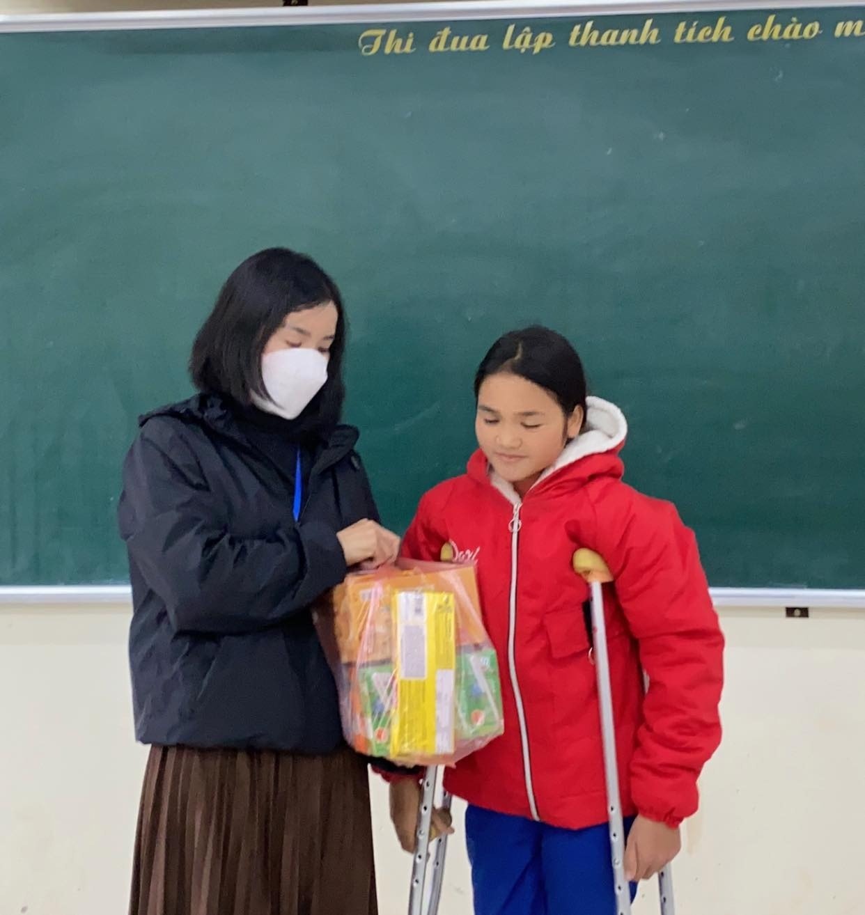 Cô giáo Nguyễn Thị Thúy Phụng thăm hỏi, trao quà và động viên em Hồ Thủy Linh.