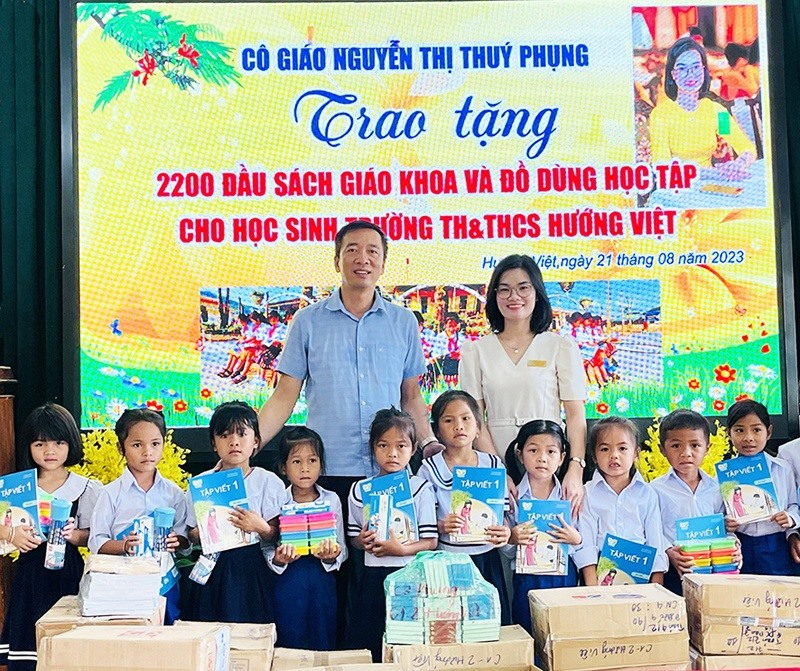Cô giáo Nguyễn Thị Thúy Phụng trao tặng 2.200 đầu sách giáo khoa và đồ dùng học tập cho các em học sinh nhân dịp đầu năm học mới.