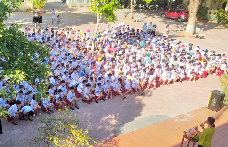Học sinh Trường Tiểu học Nguyễn Trãi, thị xã Quảng Trị tựu trường chuẩn bị cho năm học mới 2023-2024 - Ảnh: T.L
