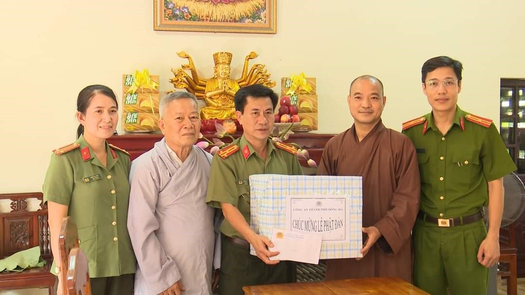 Công an thành phố Đông Hà thăm hỏi, động viên Ban điều hành mô hình “Phật tử tham gia giữ gìn an ninh trật tự và xây dựng văn minh đô thị” chùa Điếu Ngao (Phường 2) -Ảnh: S.K
