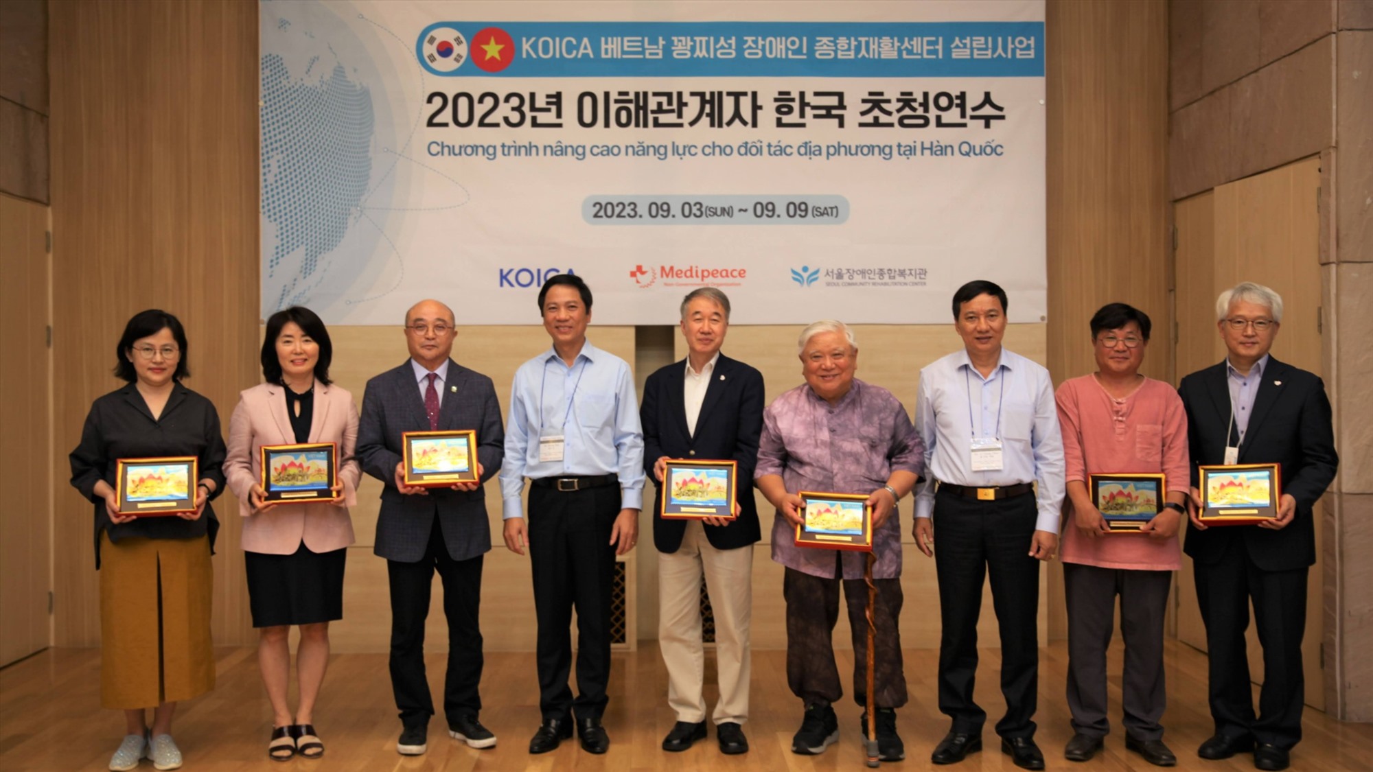 Đoàn công tác tỉnh Quảng Trị tặng quà lưu niệm cho các đối tác Hàn Quốc - Ảnh: Văn Biên