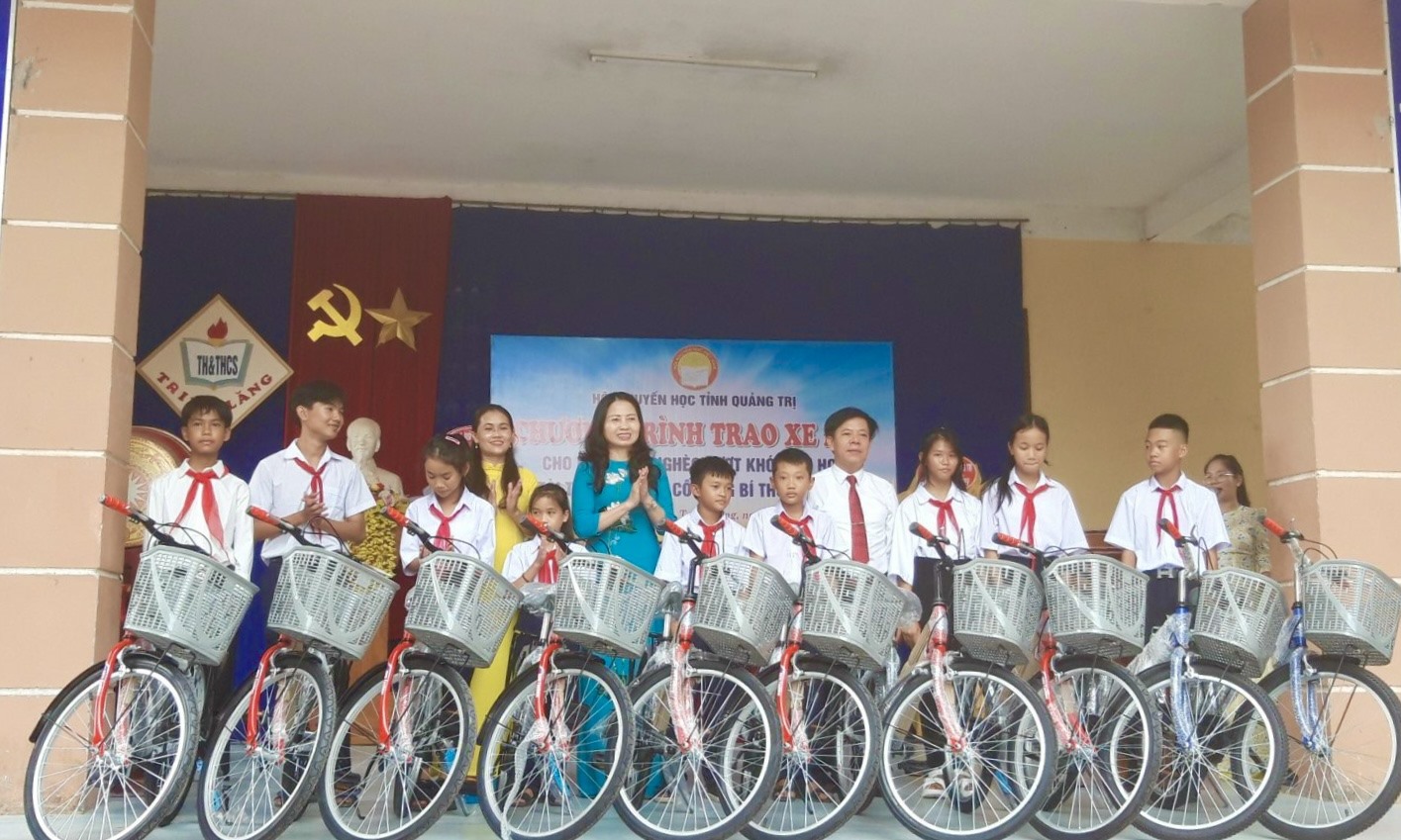 Trao xe đạp cho các em học sinh nghèo hiếu học Trường Tiểu học và THCS Triệu Lăng - Ảnh: N.B