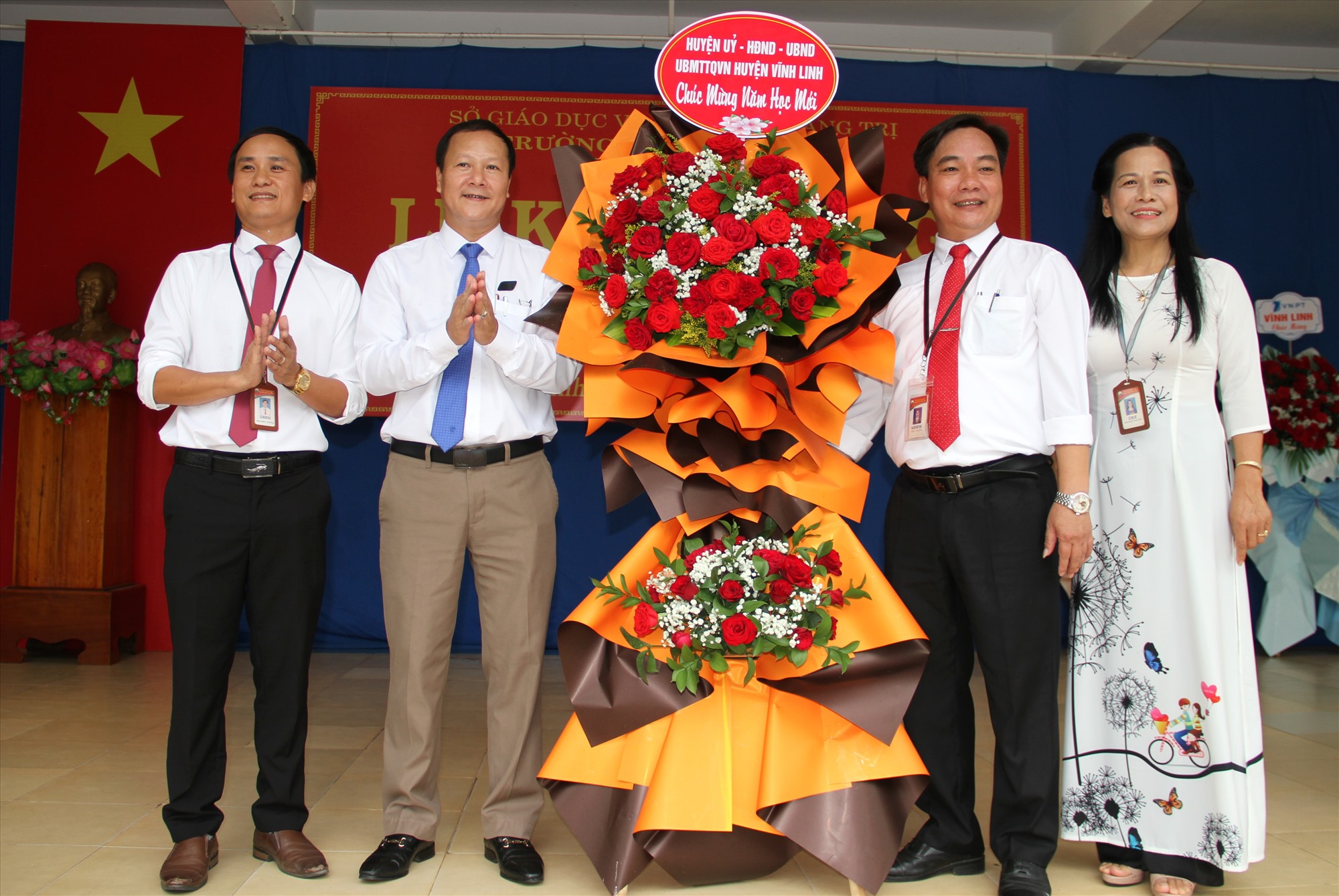 Lãnh đạo huyện Vĩnh Linh tặng hoa chúc mừng Trường THPT Vĩnh Linh - Ảnh: MĐ