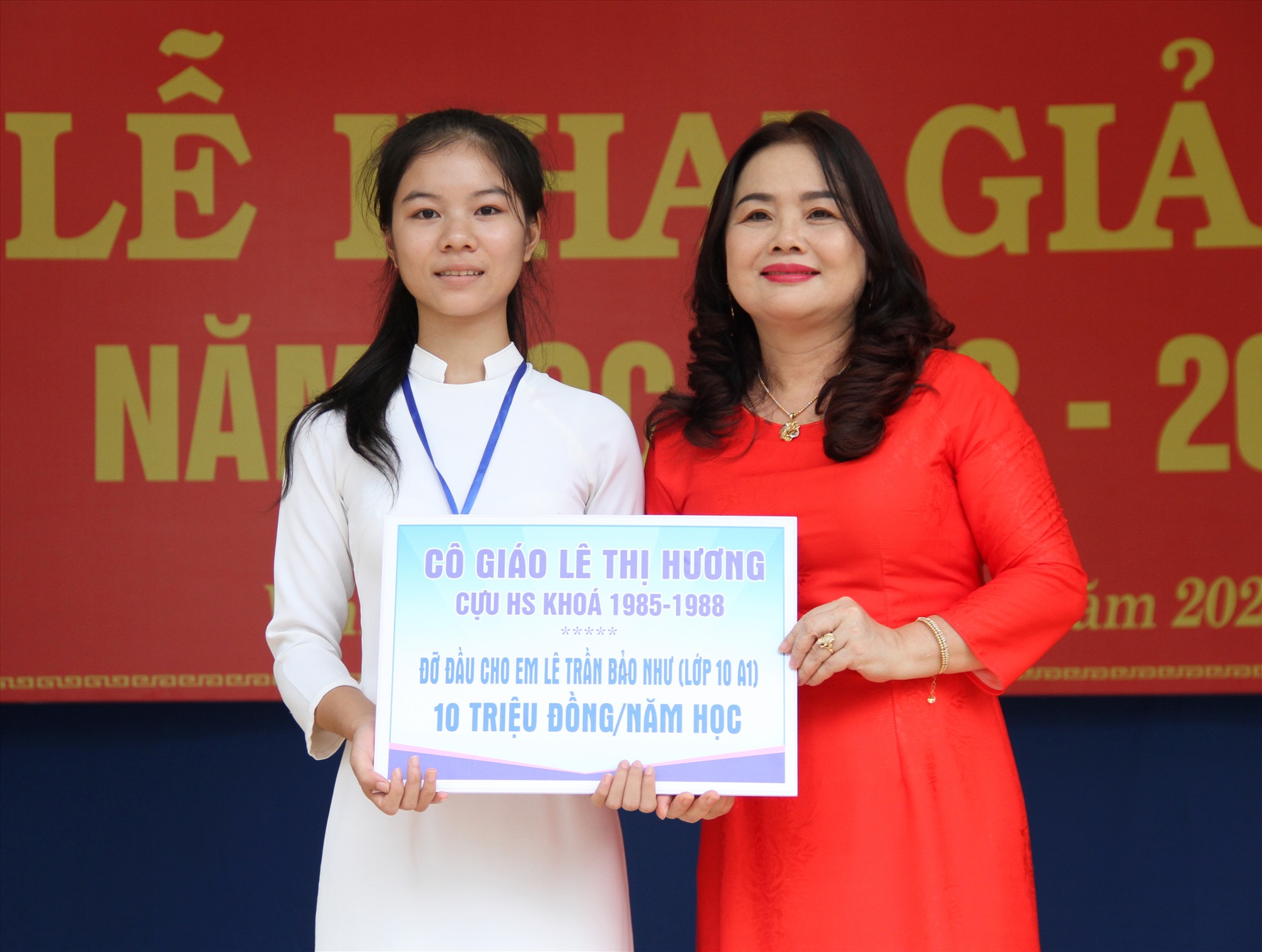 Giám đốc Sở GD&ĐT Lê Thị Hương nhận đỡ đầu cho học sinh Lê Trần Bảo Như, lớp 10 A1, Trường THPT Vĩnh Linh - Ảnh: MĐ