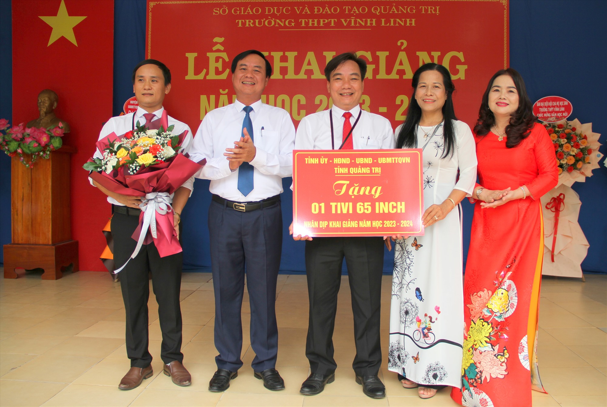 Chủ tịch UBND tỉnh Võ Văn Hưng tặng 1 tivi 65 inch cho Trường THPT Vĩnh Linh - Ảnh: MĐ