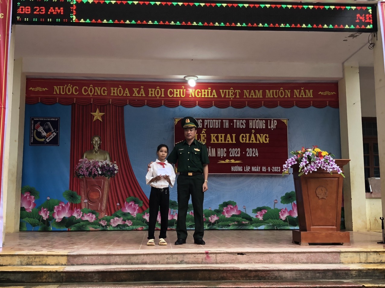 CHT dự lễ khai giải và tặng 20 quà tặng cho các cháu học sinh Trường tiểu học Cam Tuyền, Cam Lộ