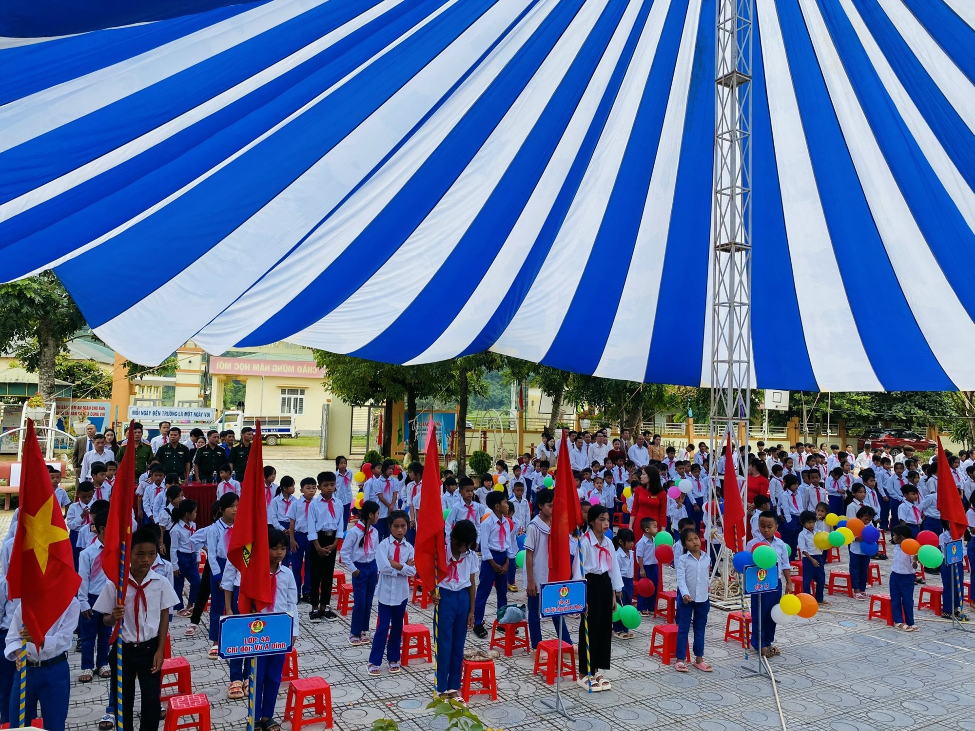 CHT dự lễ khai giải và tặng 20 quà tặng cho các cháu học sinh Trường tiểu học Cam Tuyền, Cam Lộ
