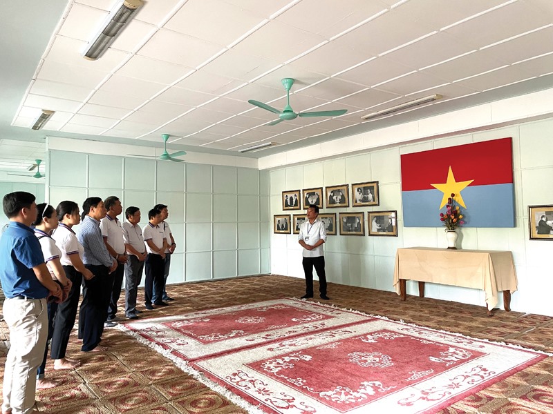 Du khách tham quan di tích Trụ sở Chính phủ Cách mạng lâm thời Cộng hòa miền Nam Việt Nam ở Cam Lộ- Ảnh: Đ.T