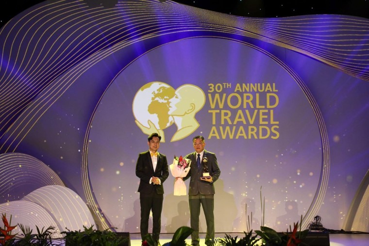Ông Trương Phương Thành - Phó Tổng giám đốc thường trực Bamboo Airways, nhận giải thưởng.