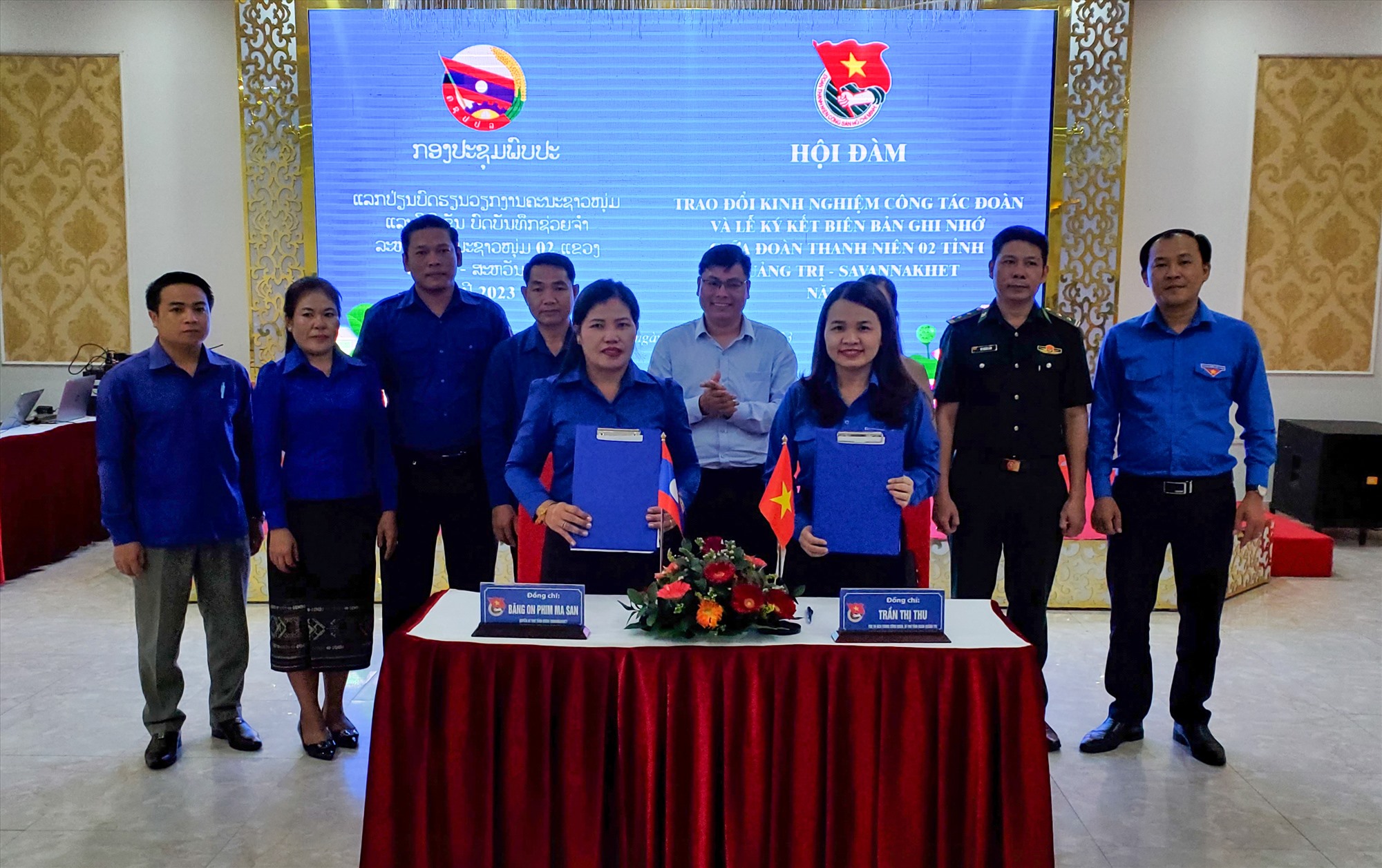 Tỉnh đoàn Quảng Trị và Đoàn TNND Cách mạng Lào tỉnh Savannakhet ký kết biên bản ghi nhớ - Ảnh: Trần Tuyền
