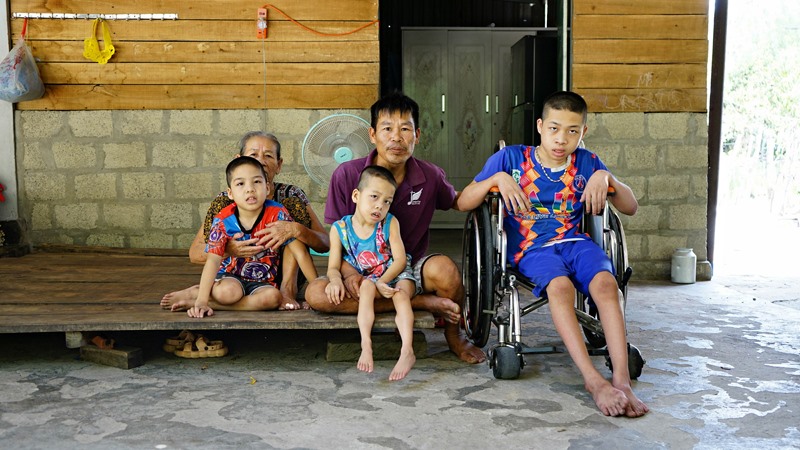 3 người con của anh Quang bị bại não bẩm sinh -Ảnh: L.A