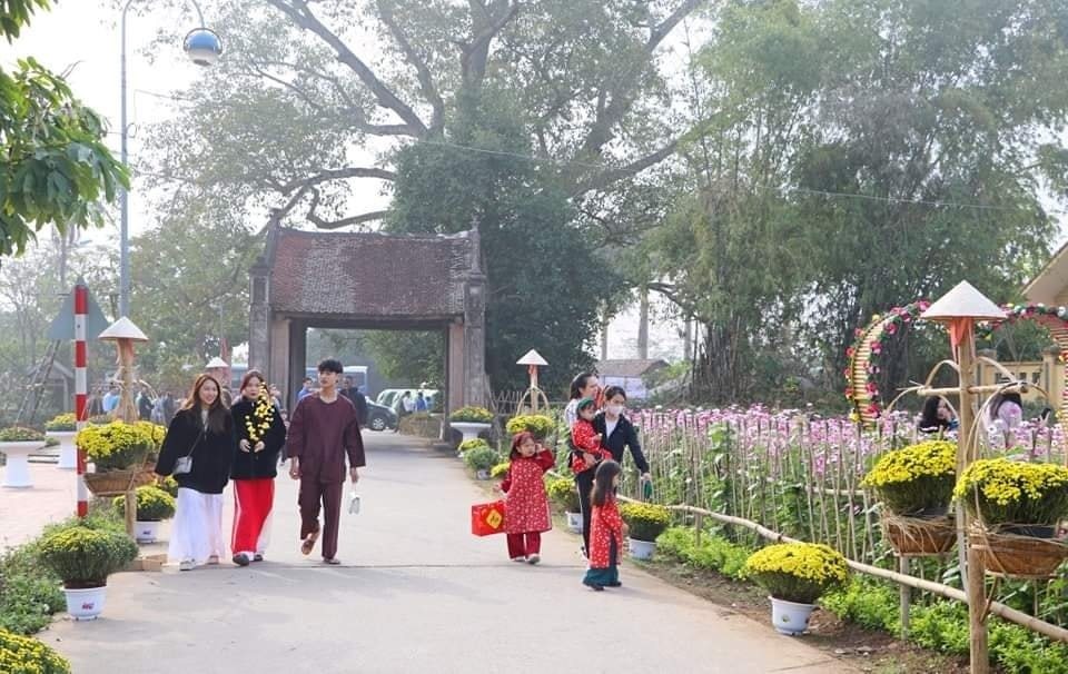 Chương trình “Tết làng Việt” tổ chức tại Làng cổ Đường Lâm đã trở thành thương hiệu thu hút người dân và du khách. Ảnh: hanoimoi.vn