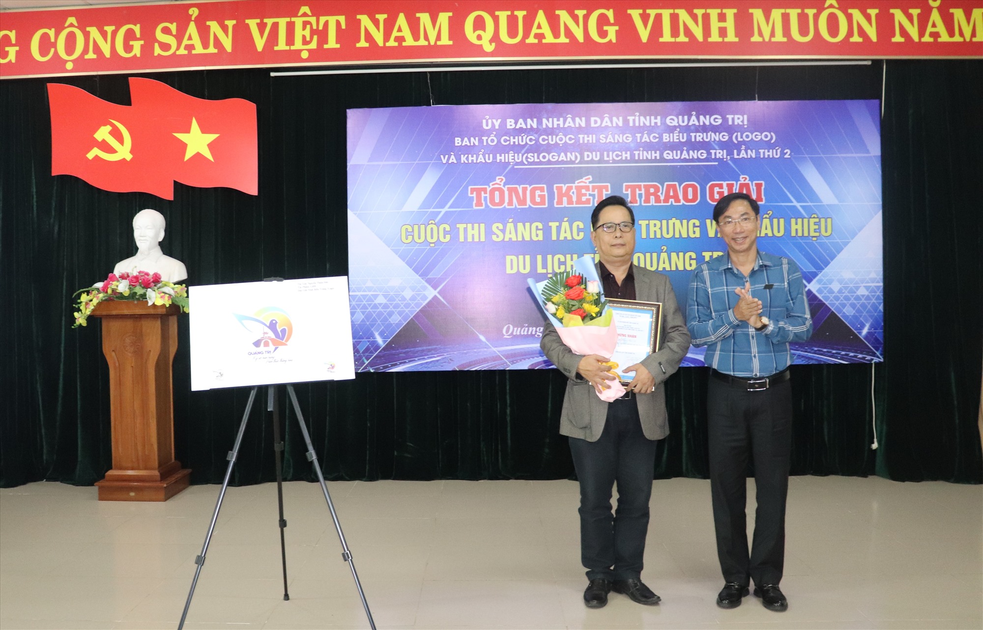 Ban tổ chức trao giải Nhất sáng tác biểu trưng cho tác giả Nguyễn Thiện Đức (TP. Huế) - Ảnh: T.P