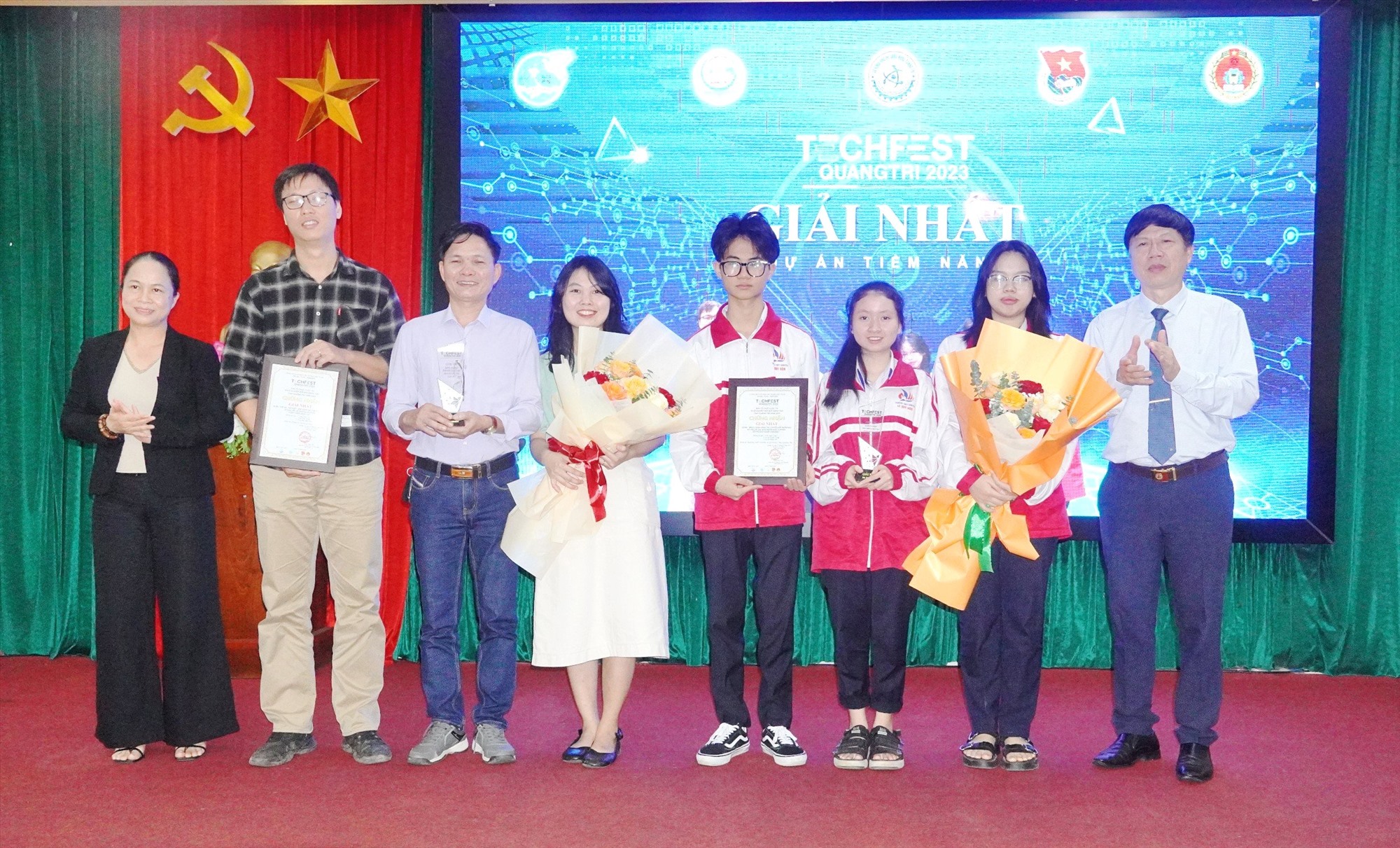 Lãnh đạo Sở KH&CN Trần Ngọc Lân và Hội LHPN tỉnh trao giải Nhất cho các tác giả, nhóm tác giả - Ảnh: ĐV
