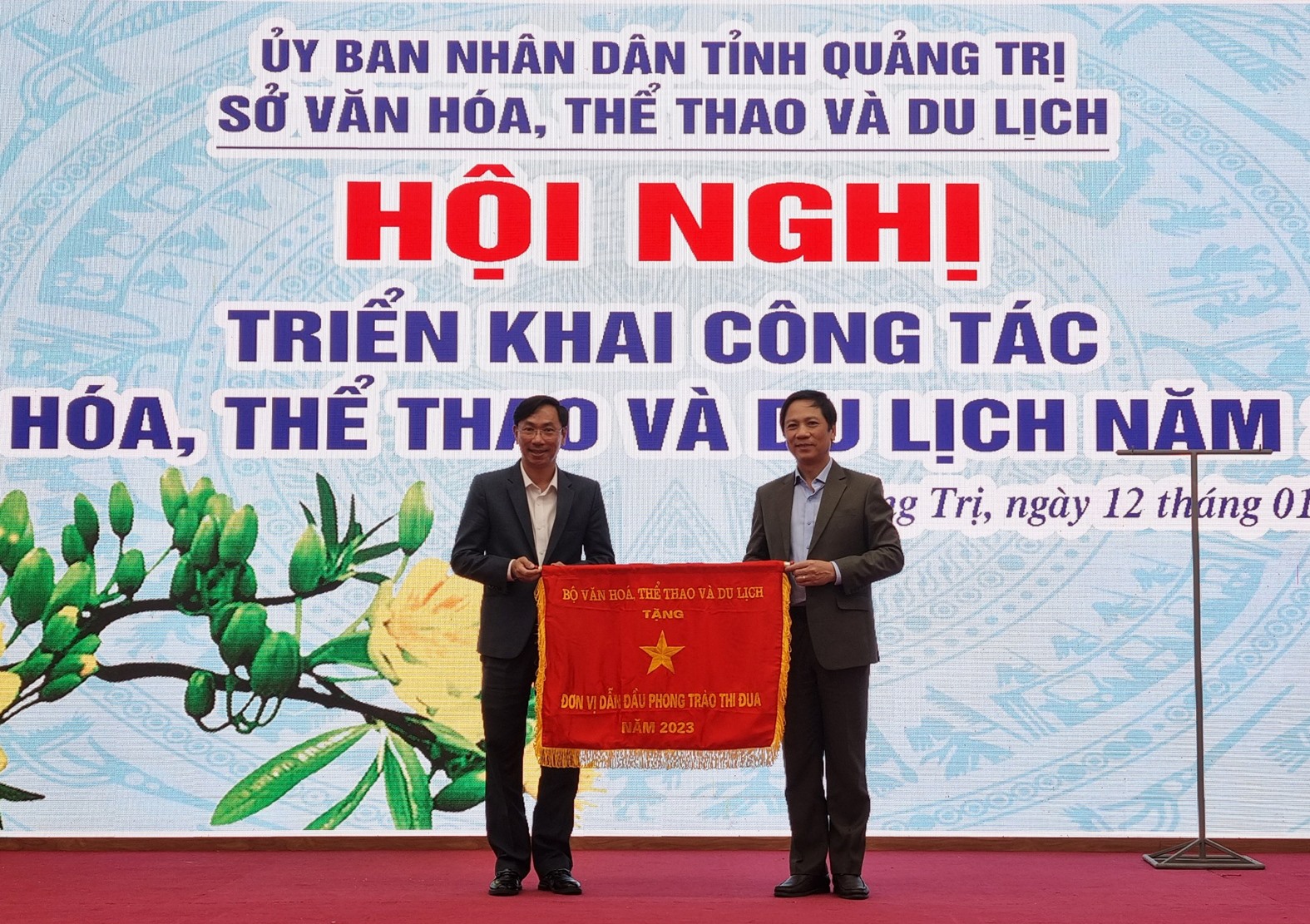 Phó Chủ tịch UBND tỉnh Hoàng Nam trao bằng khen của Chủ tịch UBND tỉnh cho tập thể - Ảnh: Tú Linh