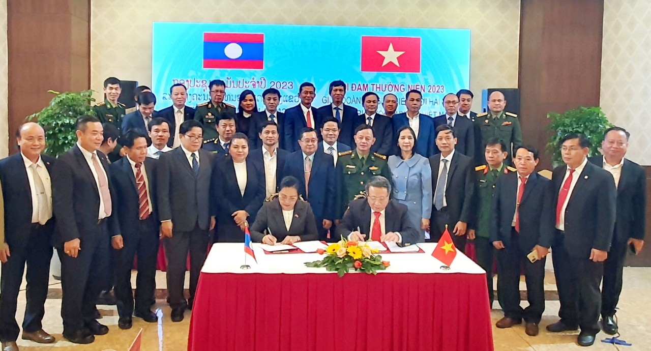 Lãnh đạo 2 tỉnh Quảng Trị và Savannakhet ký kết các nội dung hợp tác tại hội đàm- Ảnh: L.N