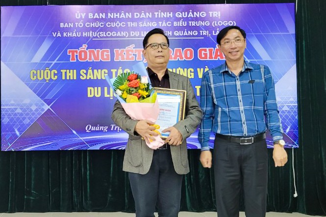 Tác giả Nguyễn Thiện Đức nhận giải Nhất biểu trưng (logo)