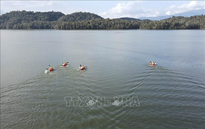Các vận động viên đua thuyền trên hồ Pá Khoang.