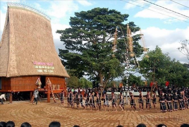 Di sản văn hóa Không gian văn hóa Cồng chiêng Tây Nguyên được UNESCO ghi danh là Kiệt tác truyền khẩu và di sản văn hóa phi vật thể của nhân loại năm 2005, năm 2008 được chuyển sang danh sách Di sản văn hóa phi vật thể đại diện của nhân loại. Ảnh minh họa: TTXVN