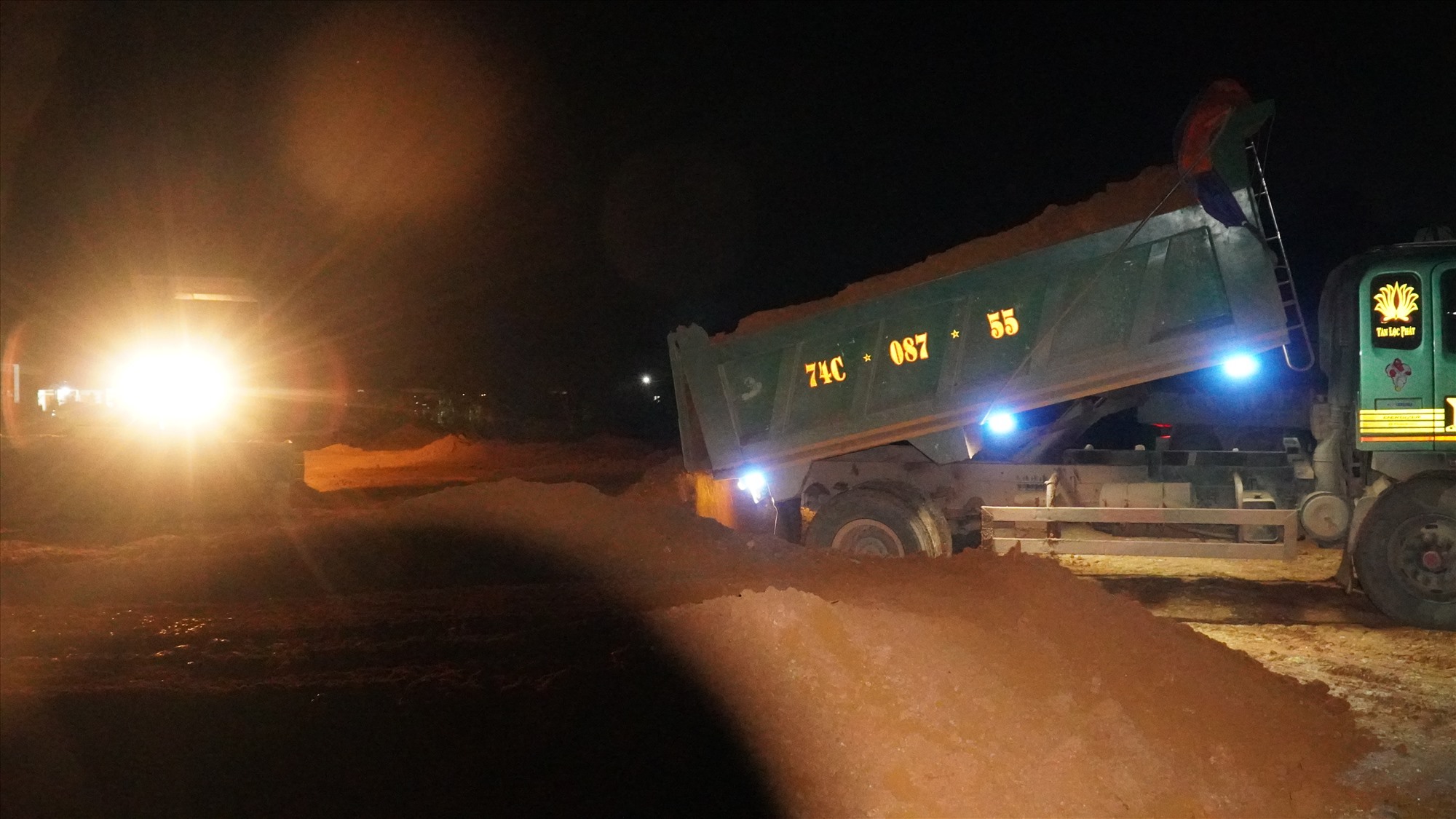 Nhiều phương tiện được nhà thầu huy động để thi công khu tái định cư cao tốc Vạn Ninh - Cam Lộ vào ban đêm tại xã Cam Tuyền - Ảnh: Anh Vũ