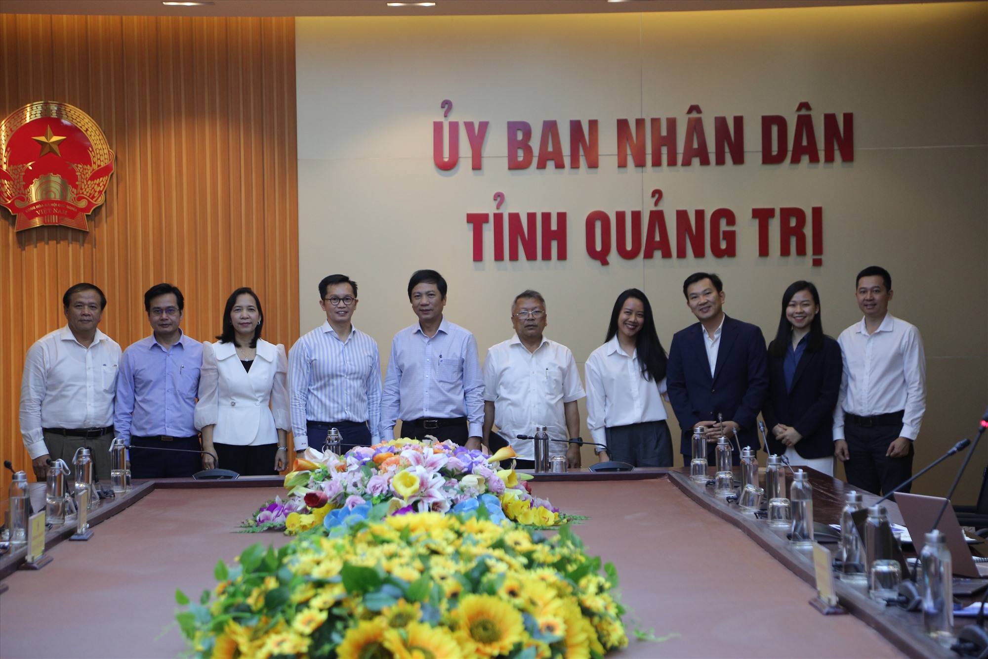 Phó Chủ tịch UBND tỉnh Hoàng Nam cùng lãnh đạo các sở, ngành chụp hình lưu niệm với tập thể lãnh đạo Công ty TNHH MTV EDP Renewables Việt Nam - Ảnh: Lê Minh