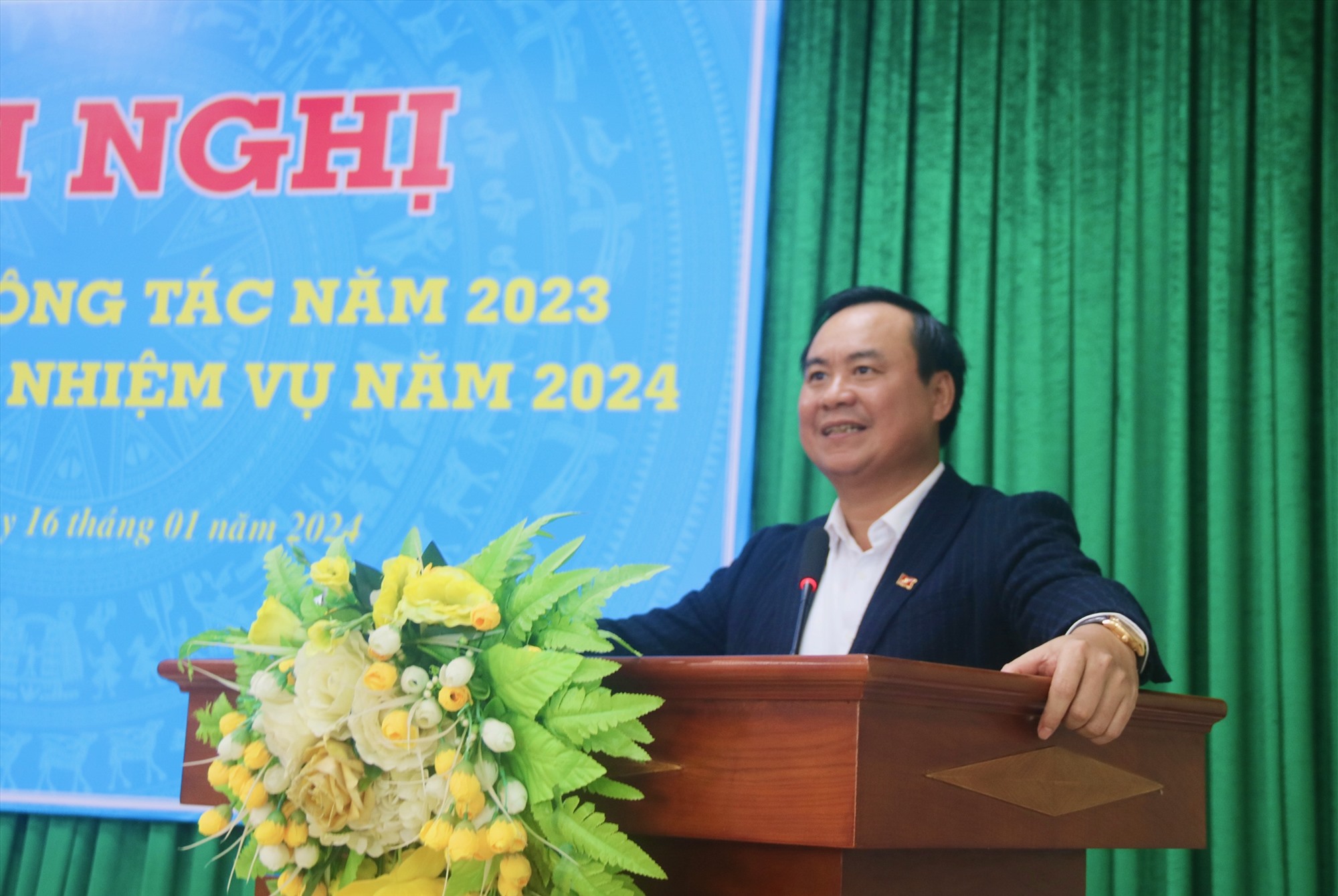 Chủ tịch UBND tỉnh Võ Văn Hưng yêu cầu Sở Kế hoạch và Đầu tư cần nâng cao hơn nữa chỉ số cải cách hành chính, chỉ số PCI và đẩy mạnh chuyển đổi số trong hoạt động chuyên môn của đơn vị - Ảnh: N.B