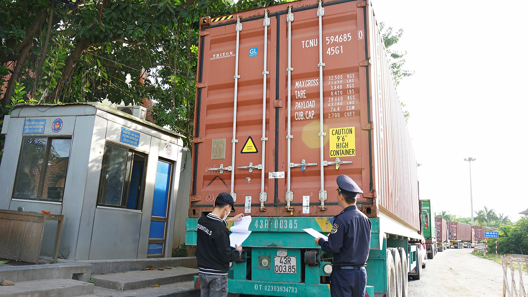 Lực lượng chức năng kiểm tra hàng hóa xuất khẩu tại Cửa khẩu quốc tế Lao Bảo - Ảnh: L.A