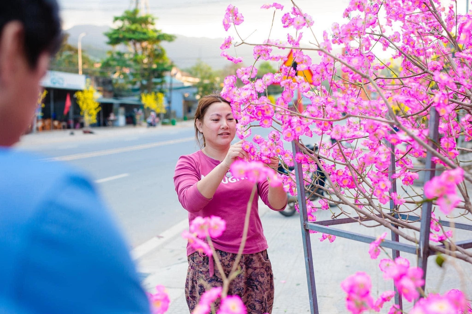 Chị Hà Giang đang tích cực trang trí hoa cho con đường