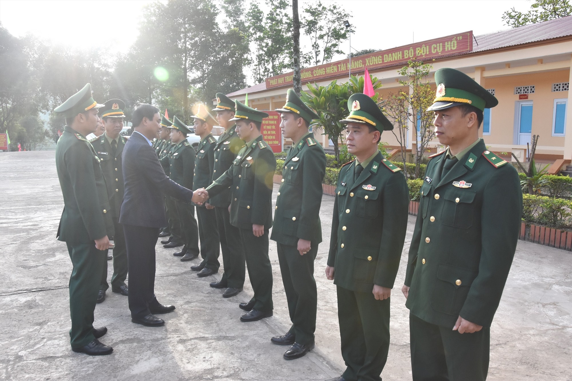 Chủ tịch UBND tỉnh Võ Văn Hưng thăm, chúc Tết cán bộ, chiến sĩ Đồn Biên phòng CKQT La Lay - Ảnh: ĐV
