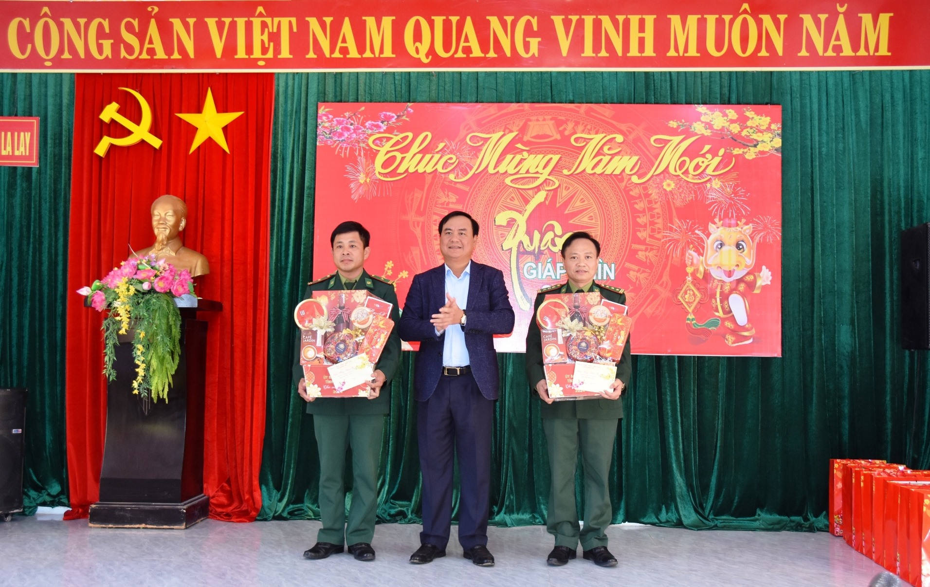 Chủ tịch UBND tỉnh Võ Văn Hưng trao tặng quà cho cán bộ, chiến sĩ Đồn Biên phòng CKQT La Lay và Đồn Biên phòng A Vao - Ảnh: ĐV