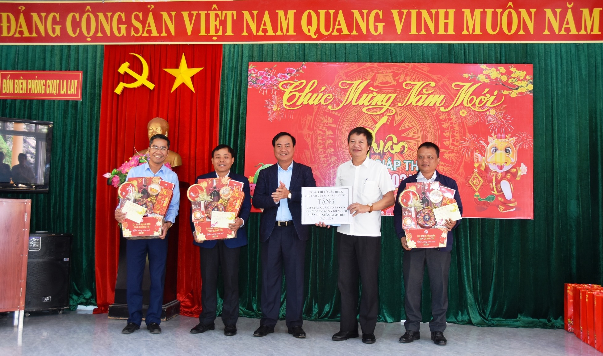 Chủ tịch UBND tỉnh Võ Văn Hưng trao tặng quà Tết cho các xã A Vao, A Ngo và A Bung của huyện Đakrông - Ảnh: ĐV