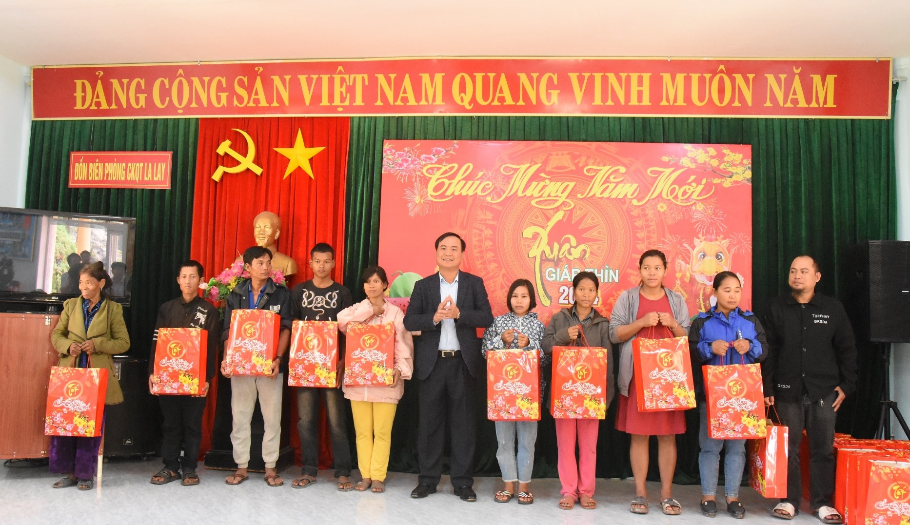 Chủ tịch UBND tỉnh Võ Văn Hưng trao tặng quà Tết cho các hộ nghèo xã A Ngo, huyện Đakrông - Ảnh: ĐV
