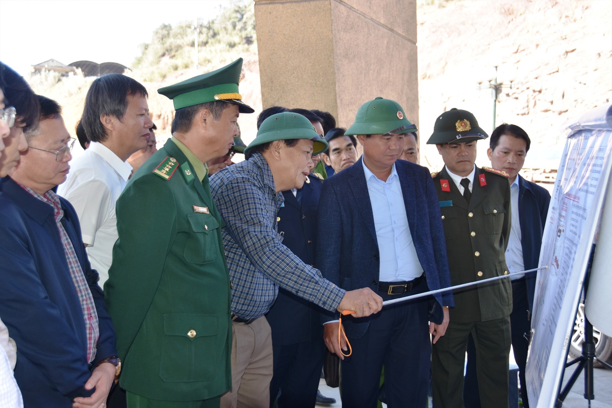 Chủ tịch UBND tỉnh Võ Văn Hưng nghe báo cáo các dự án cơ sở hạ tầng triển khai tại khu vực CKQT La Lay - Ảnh: ĐV