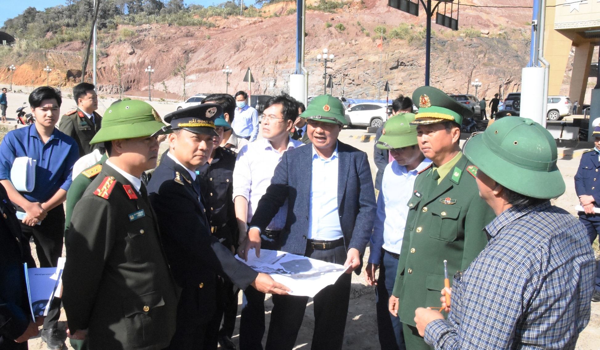 Chủ tịch UBND tỉnh Võ Văn Hưng kiểm tra thực địa các dự án cơ sở hạ tầng khu vực CKQT La Lay - Ảnh: ĐV