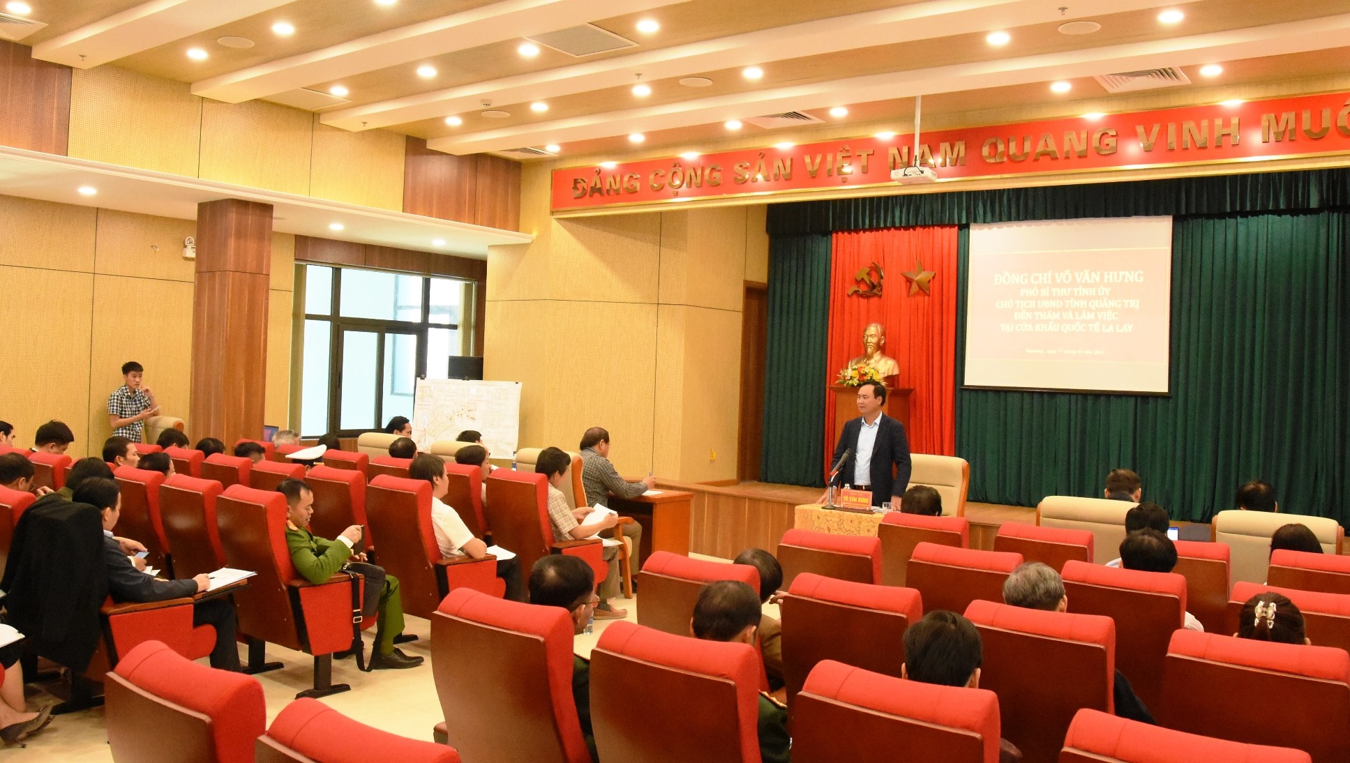 Chủ tịch UBND tỉnh Võ Văn Hưng phát biểu tại buổi làm việc với các sở, ngành, địa phương về các nội dung liên quan đến CKQT La Lay - Ảnh: ĐV