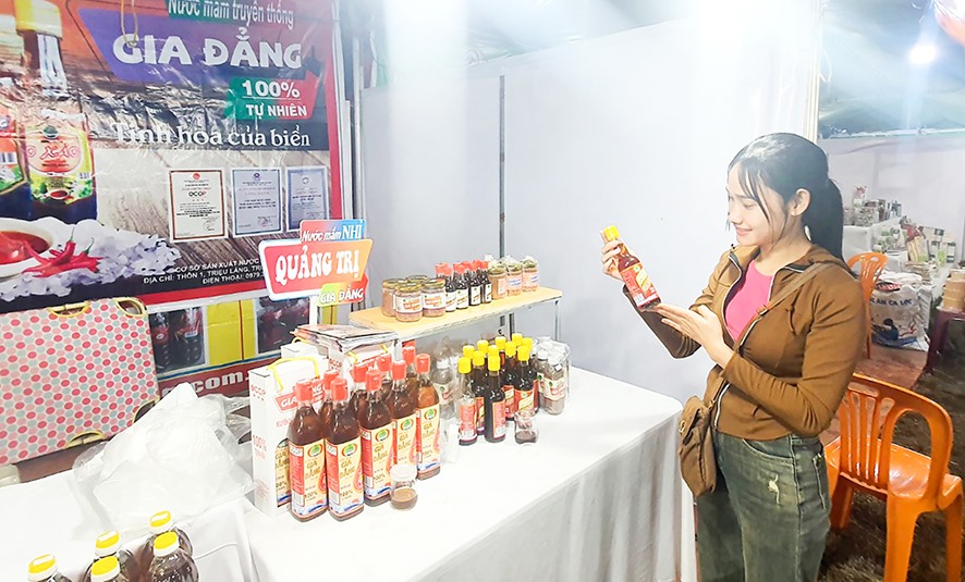 Sản phẩm OCOP của huyện Triệu Phong trưng bày tại Hội chợ Xuân năm 2024 -Ảnh: T.L