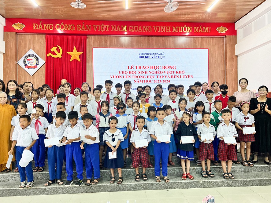 Hội Khuyến học huyện Cam Lộ trao học bổng cho học sinh nghèo vượt khó trong năm học 2023 - 2024 - Ảnh: N.B