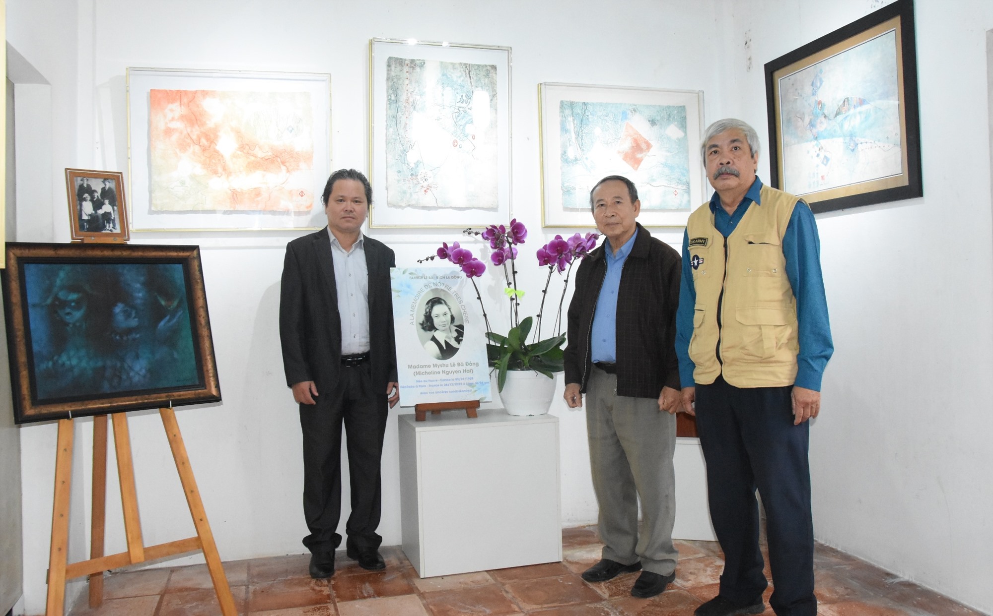 Các đại biểu tham quan, chụp hình lưu niệm trong không gian trưng bày các tác phẩm nghệ thuật của danh họa Lê Bá Đảng tại ngôi nhà ở thôn Bích La Đông, xã Triệu Thành - Ảnh: ĐV