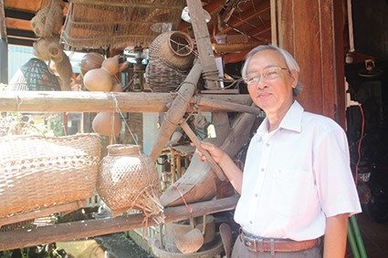 Nguyên Phó Bí thư Thường trực Huyện ủy Đạ Tẻh Trương Thái Anh Quốc với ngôi nhà được ví là “bảo tàng nông cụ Quảng Trị” trên cao nguyên - Ảnh: B.Đ.T