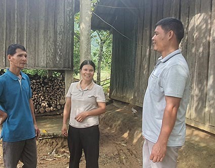 Bí thư Chi bộ, Trưởng thôn Xa Rúc Hồ Văn Hậu (thứ nhất, bên phải) luôn gần gũi để tuyên truyền, vận động người dân đổi mới tư duy, cách làm trong phát triển kinh tế - Ảnh: L.N